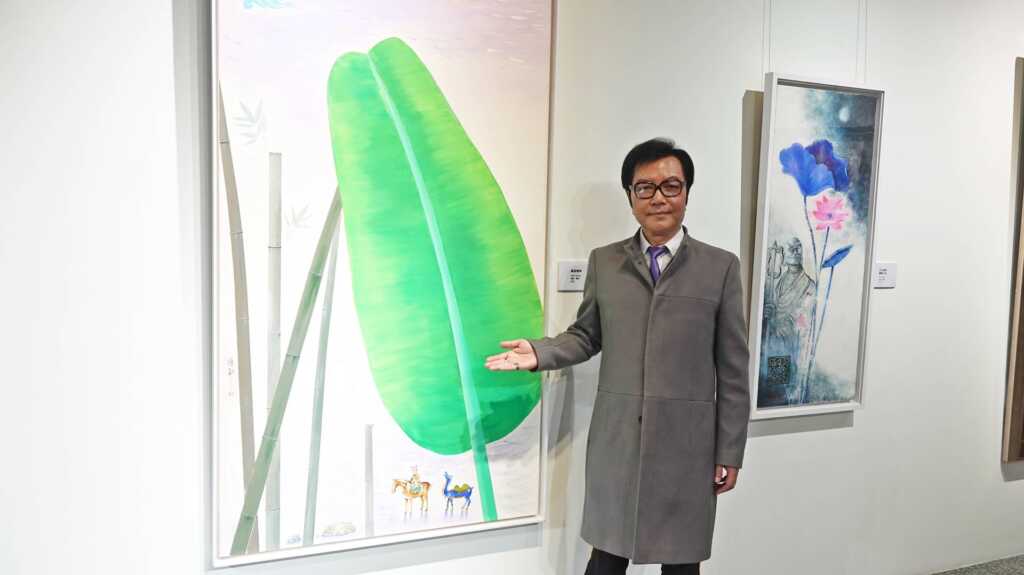 ▲陳歡作品《風起瓊林》取材於唐三藏西方取經，畫面中由芭蕉葉、竹子及唐三彩組成，呈現出有趣的畫面。（記者林郁芯攝）